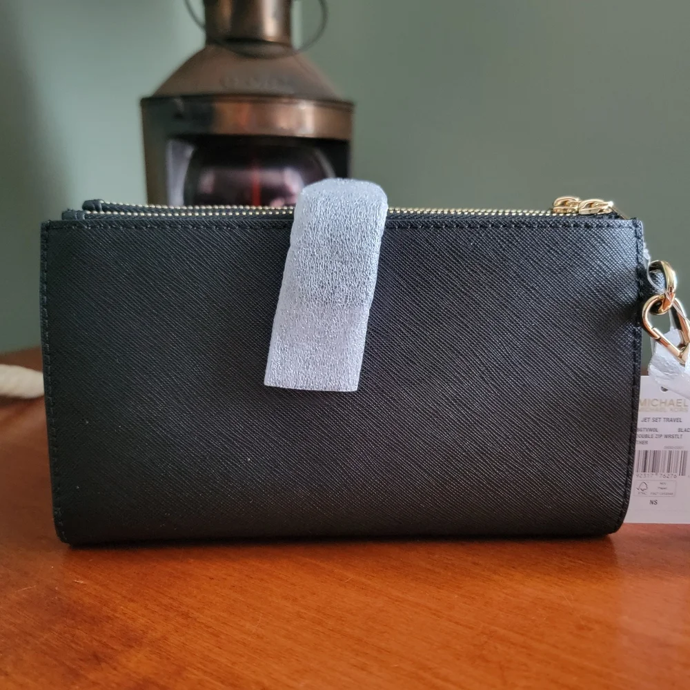 NWT Michael Kors Jet Set Travel Large Zip Black Saffiano Leather Wristlet Bag